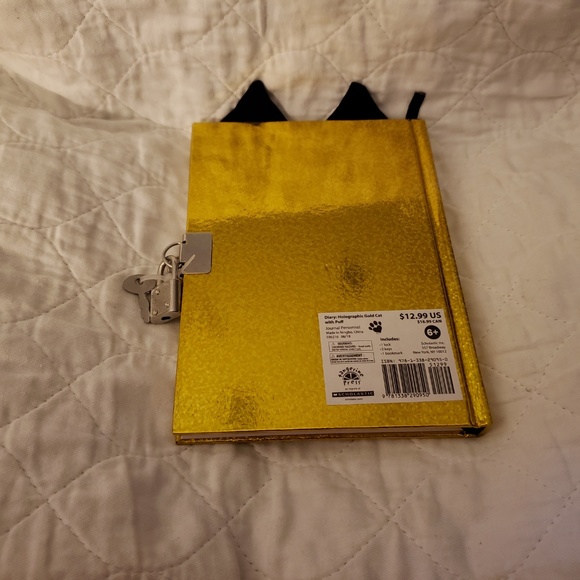 Gold shimmering lined page journal with lock/key. - Picture 5 of 8